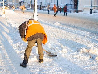 Уборка снега руками