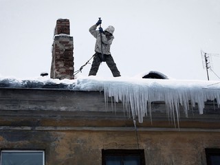 Чистка кровли от сосулек и наледи